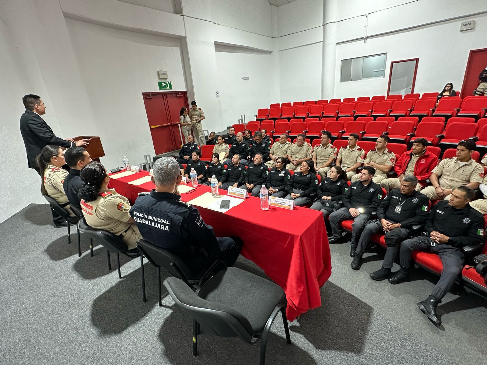 Capacitan a policías de criminalística de Guadalajara en investigación de incendios en vehículos