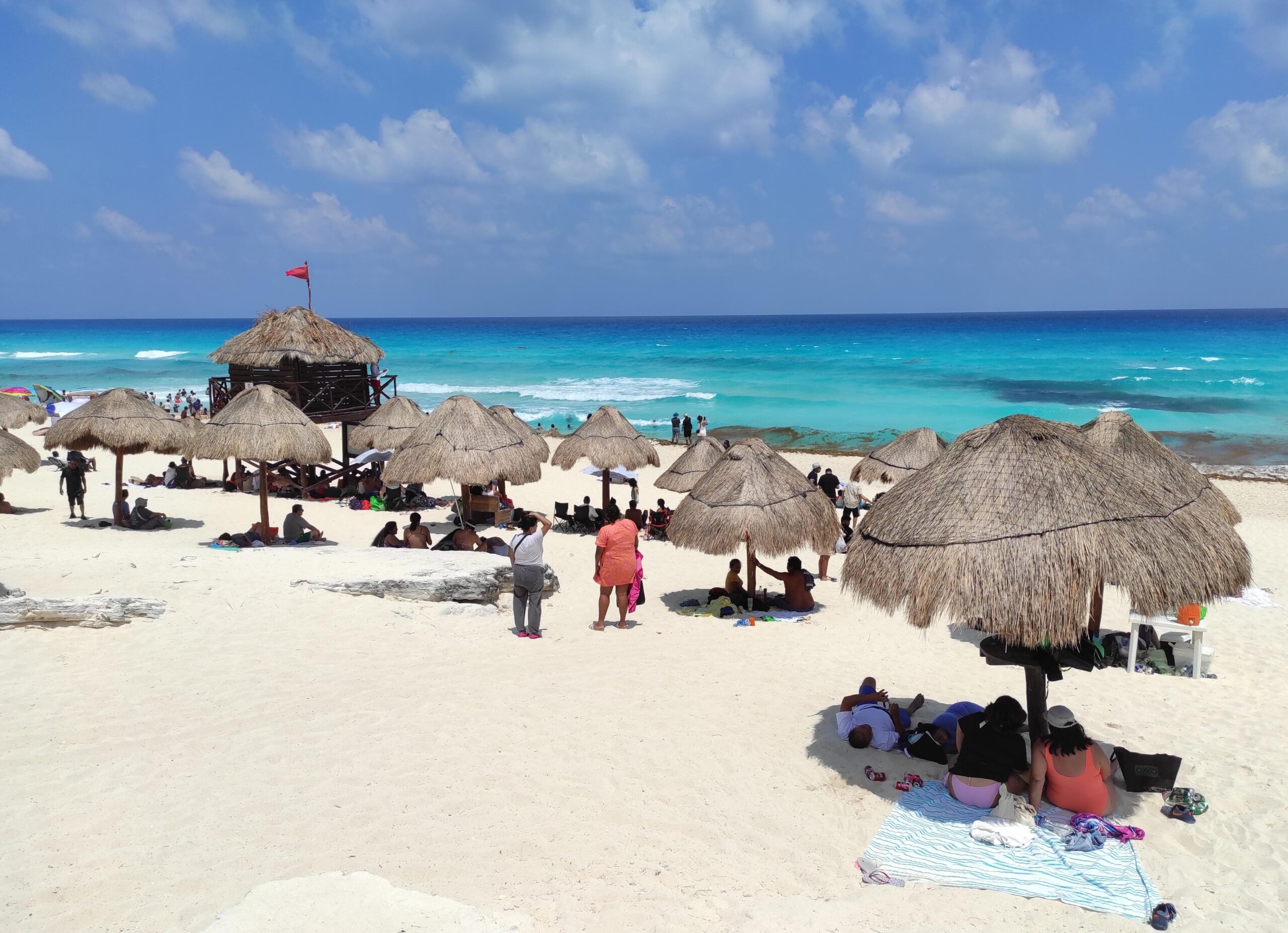 Turistas y locales aprovechan las vacaciones para visitar las playas de Cancún