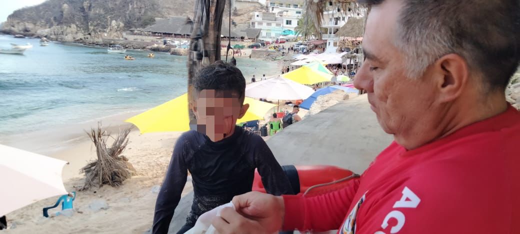 Atiende Protección Civil a menor lesionado en playa de Tehuamixtle