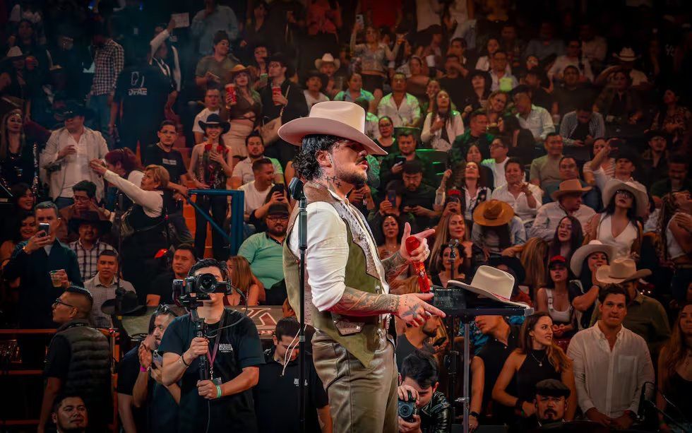 Christian Nodal es captado coqueteando con fan en concierto