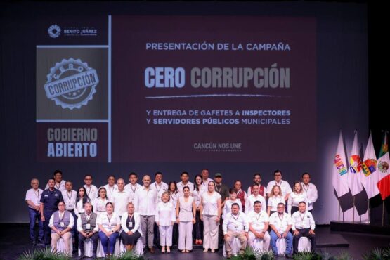 Encabeza Ana Paty Peralta la cruzada “Cero Corrupción” La presidenta municipal de Benito Juárez, Ana Paty Peralta, encabezó el arranque de la cruzada “Cero Corrupción”, destacando que los inspectores y servidores públicos deben ser honestos, eficientes e intachables. “Es una oportunidad para demostrar que sí se puede servir con ética, profesionalismo y orgullo. Ser servidor público es un orgullo; servir a la gente es un orgullo; Cancún merece instituciones fuertes, limpias y humanas. Y sólo se puede lograr con servidores públicos honestos, eficientes e intachables” expresó la alcaldesa. Durante el evento, se entregaron los nuevos gafetes oficiales que serán de uso obligatorio para todo el personal de inspección, supervisión y vigilancia. Estos identificadores deberán portarse en todo momento, permitiendo a la ciudadanía identificar a los funcionarios y, en caso necesario, realizar denuncias para combatir actos indebidos. “Todos los servidores públicos tienen que contar con un gafete, que ya se están entregando, y este gafete se tiene que portar de manera obligatoria. Sobre todo en áreas de inspección, supervisión y vigilancia”, añadió Peralta de la Peña. Finalmente, la alcaldesa subrayó que esta iniciativa representa una oportunidad para construir una nueva historia basada en el respeto, la ética y la transparencia como valores fundamentales del servicio público.