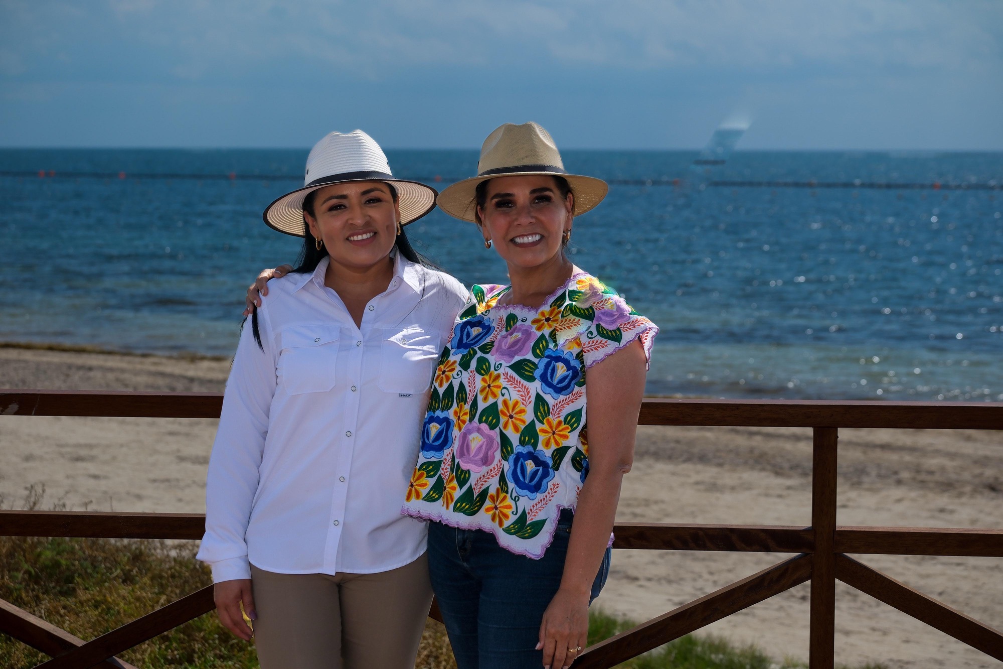 Recorren Mara Lezama y Blanca Merari accesos al mar completamente rehabilitados en Puerto Morelos para bienestar de familias visitantes