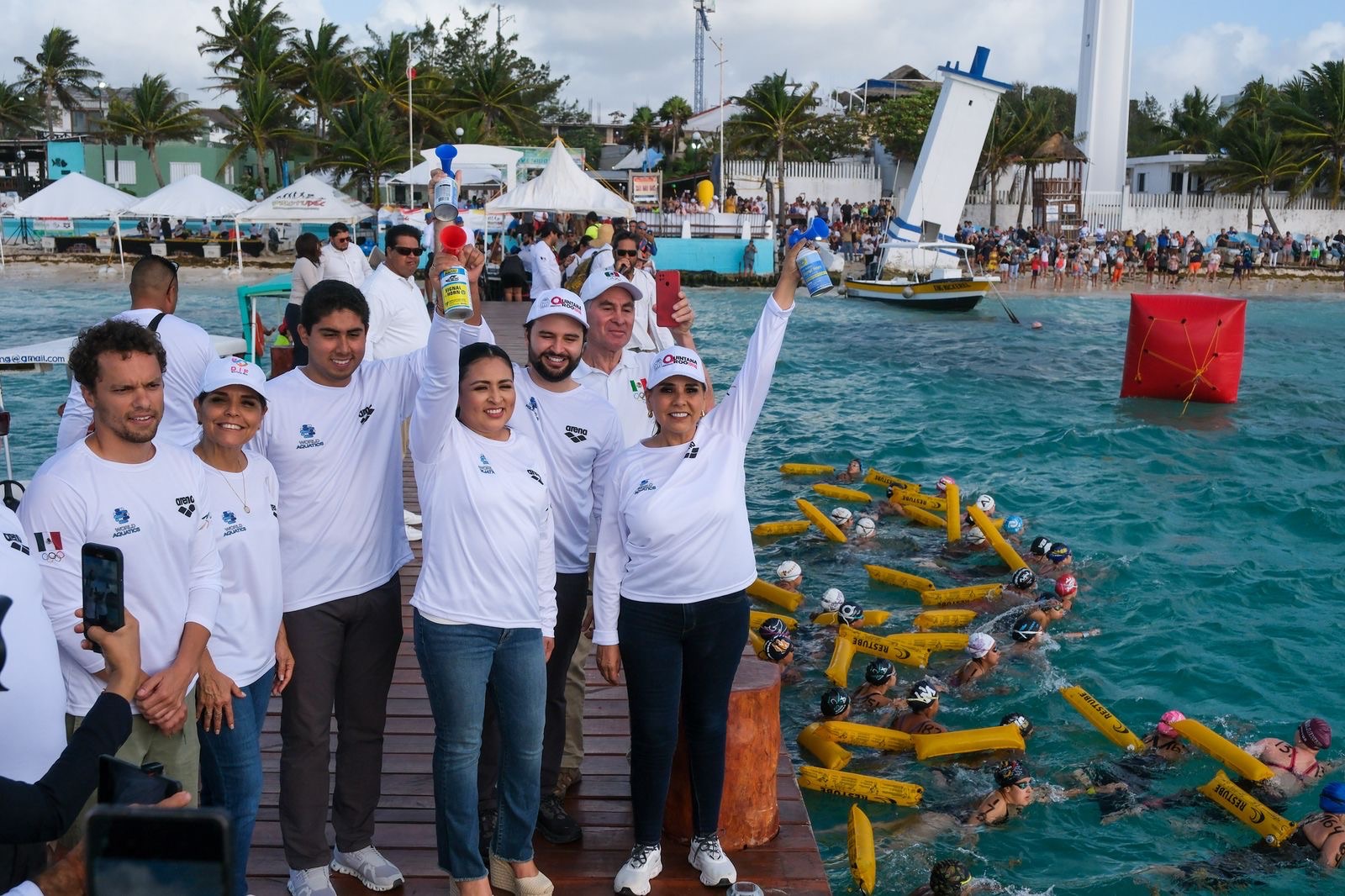 Da banderazo de salida Mara Lezama a 624 competidores del Campeonato Nacional de Aguas Abiertas desde Puerto Morelos