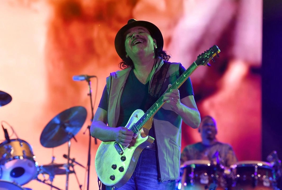 Hospitalizan a Carlos Santana por deshidratación