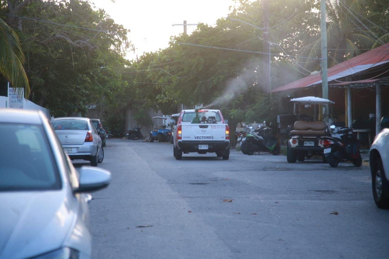 Isla Mujeres se suma a la Estrategia Nacional contra el Dengue con jornada de nebulización y descacharrización