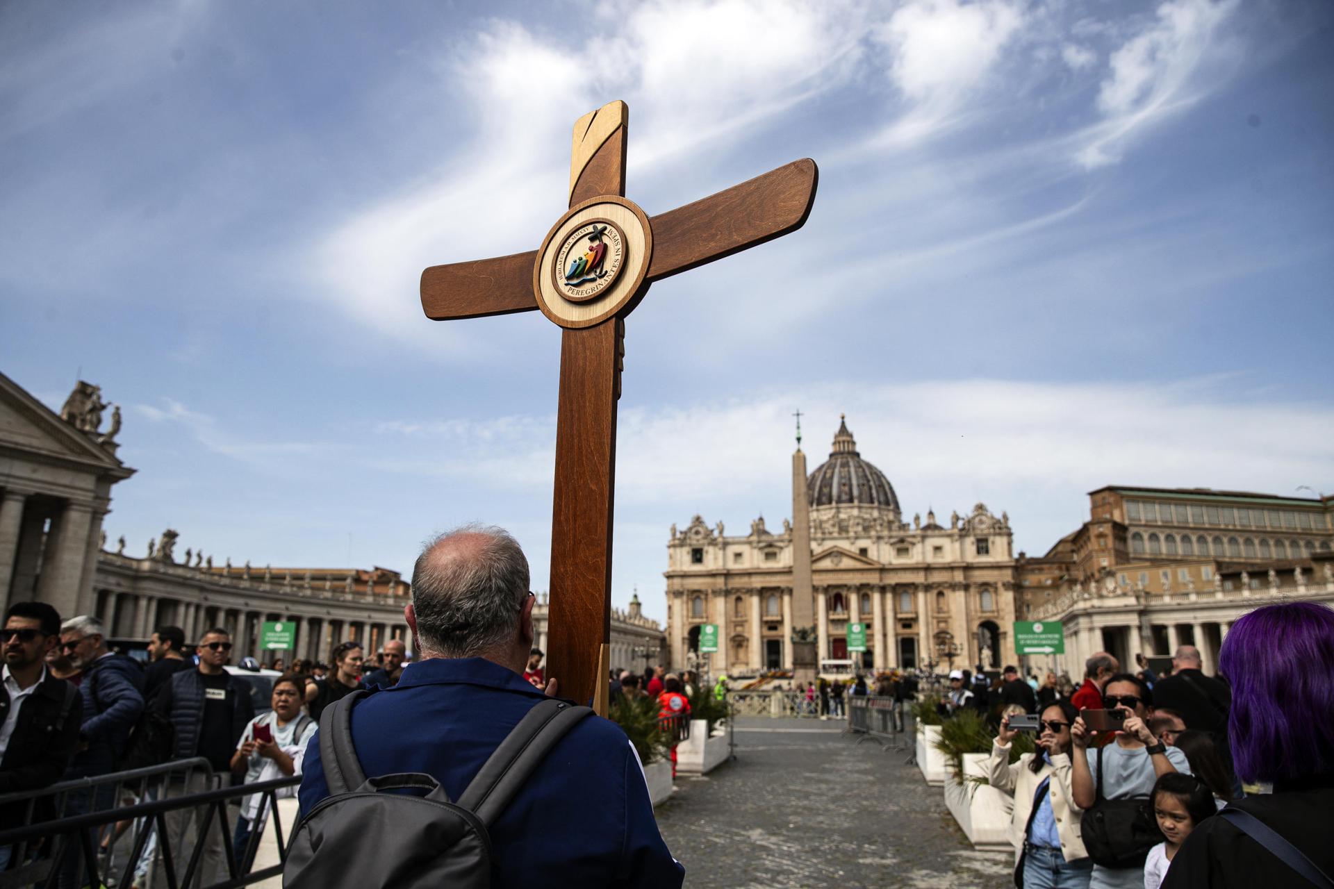 Adelantaron el cierre de la Plaza San Pedro para despedir al Papa Francisco en el Vaticano