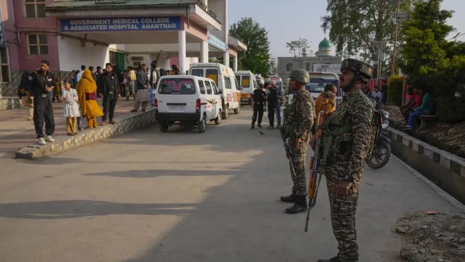 Hombres armados abren fuego contra turistas en el Himalaya: la Policía reportó al menos 26 muertos