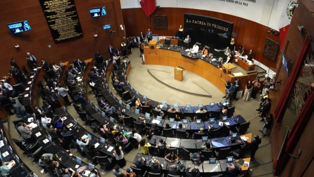 Senado avala en comisiones ley que prohíbe propaganda extranjera; oposición denuncia censura