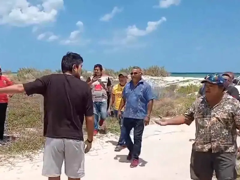 Pareja corre a pobladores por contaminar su playa en Progreso
