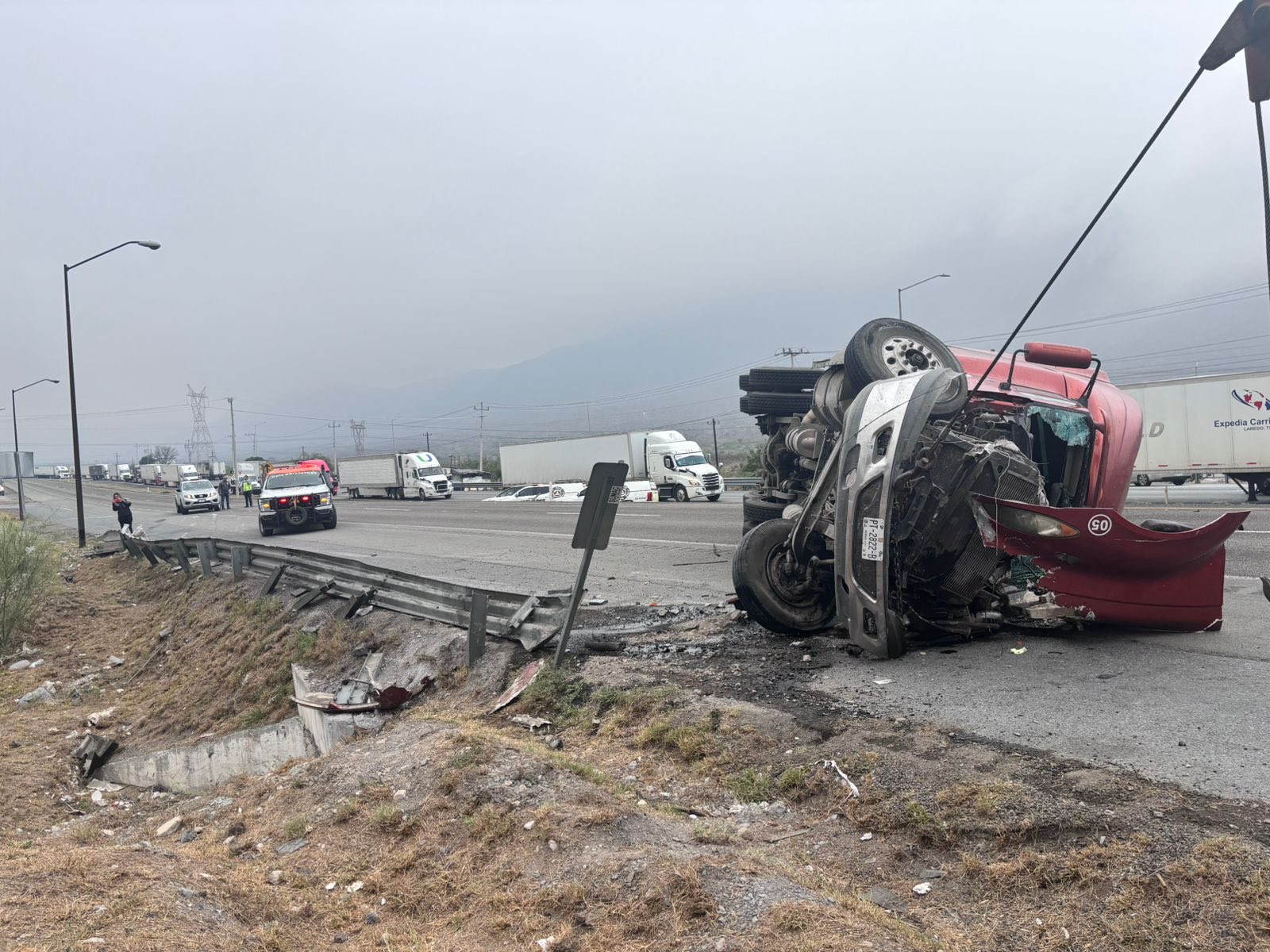 Volcadura de tráiler colapsa tránsito en la carretera Monterrey-Saltillo