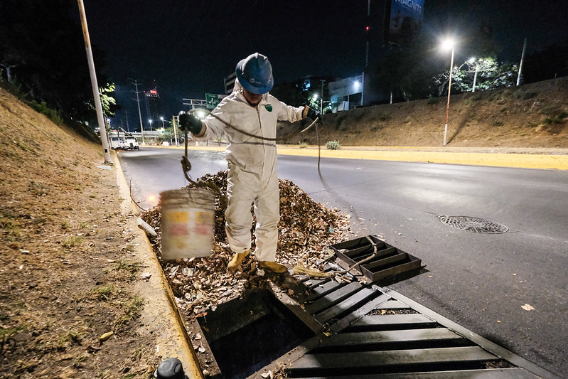 Realiza SIAPA trabajos de desazolve y limpieza en avenida Lázaro Cárdenas