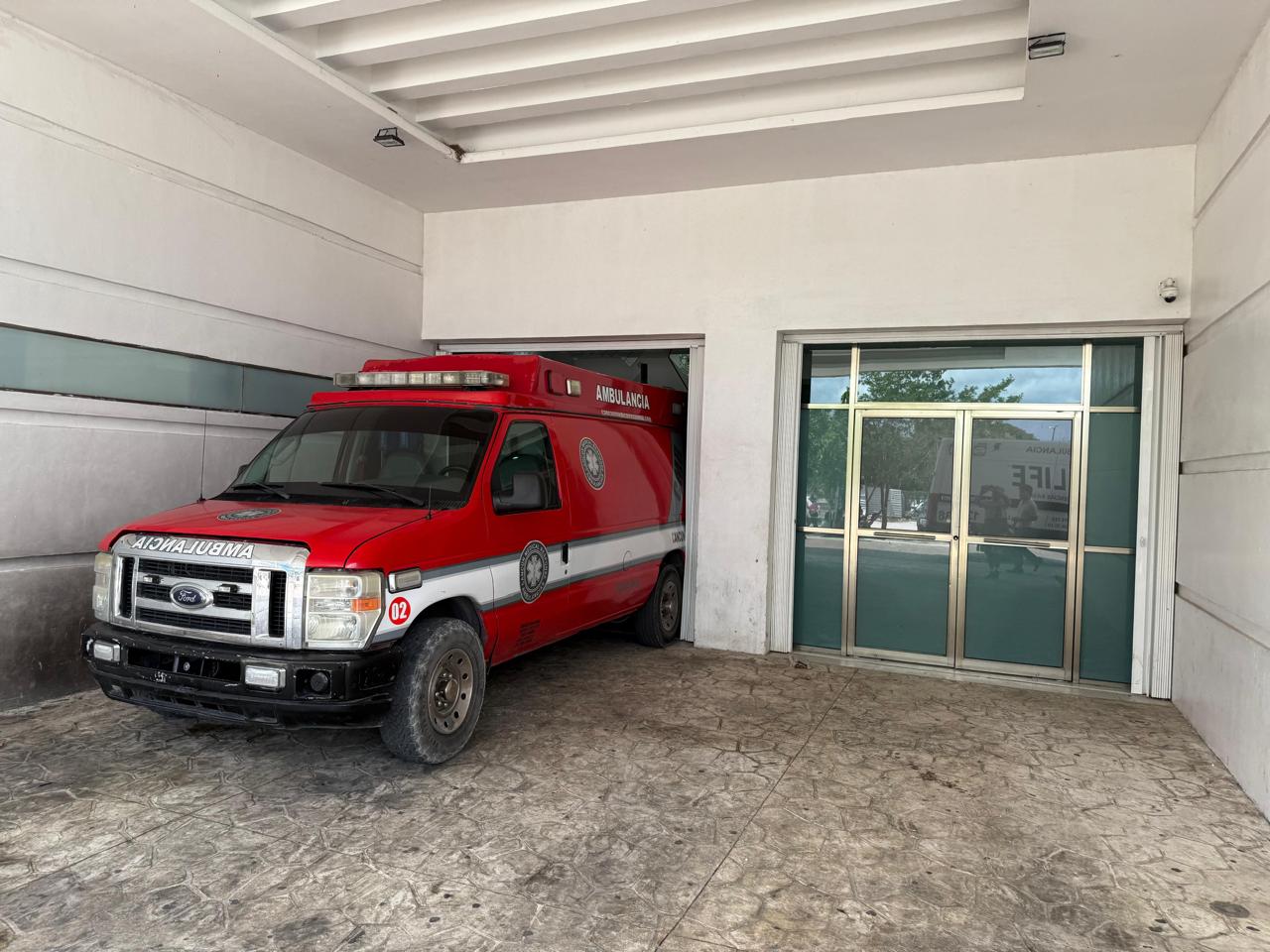 ¡Impactante! Ambulancia irrumpe en el Hospital General de Cancún y destroza puertas de cristal