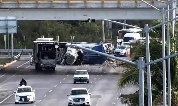 Tráiler pierde el control y vuelca cerca del aeropuerto de Cancún