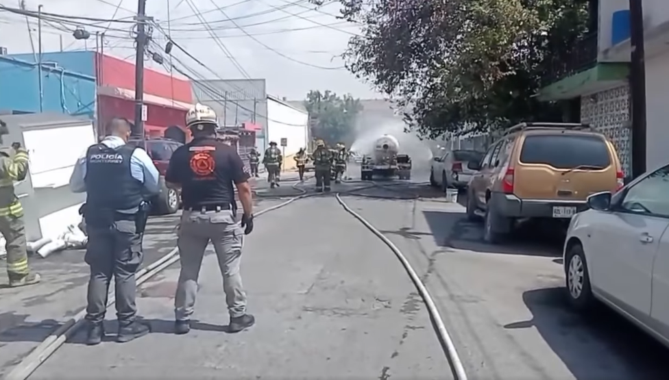 Explosión de pipa de gas en el centro de Monterrey obliga al desalojo de decenas de personas