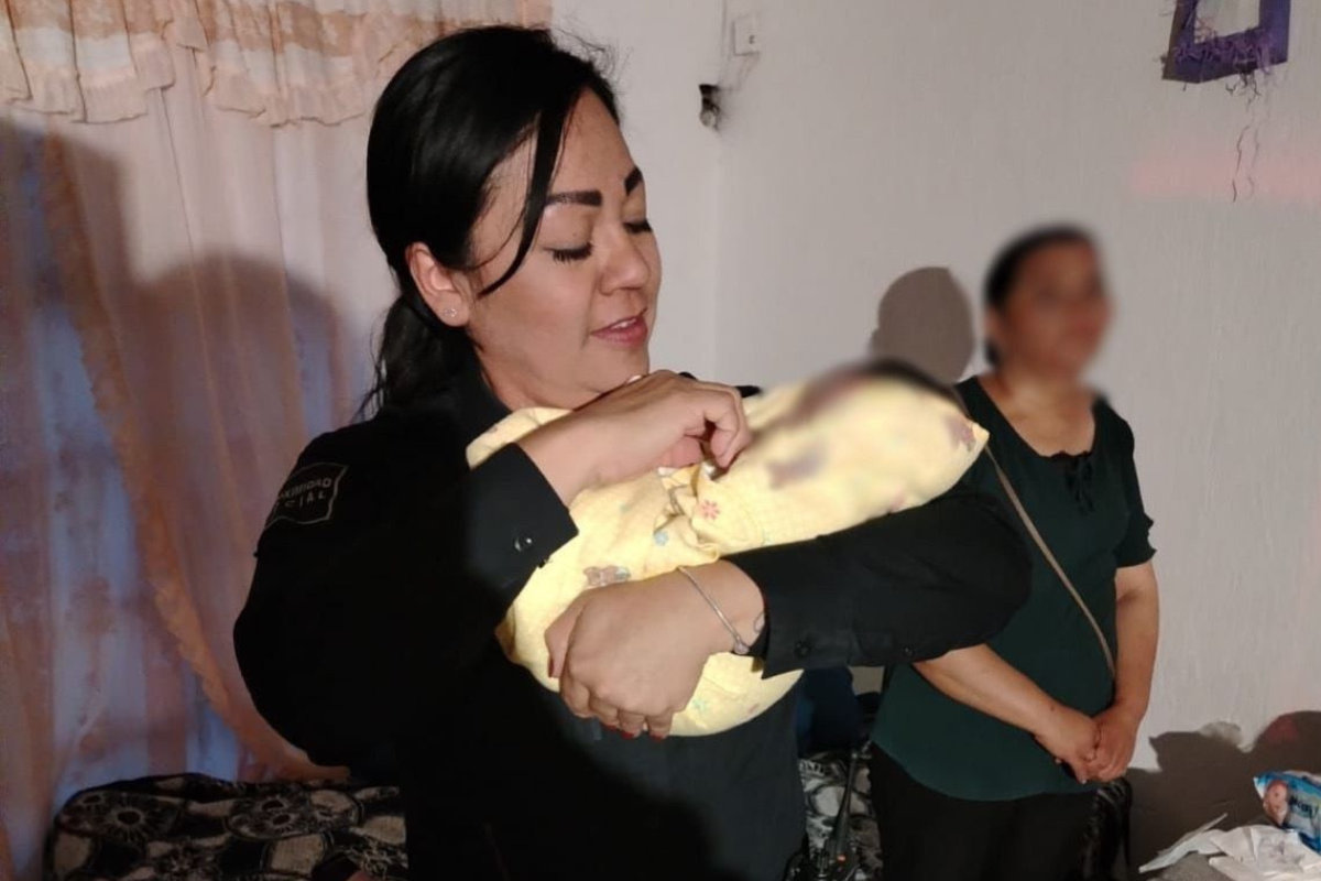 Policías tapatíos auxilian a mujer en labor de parto