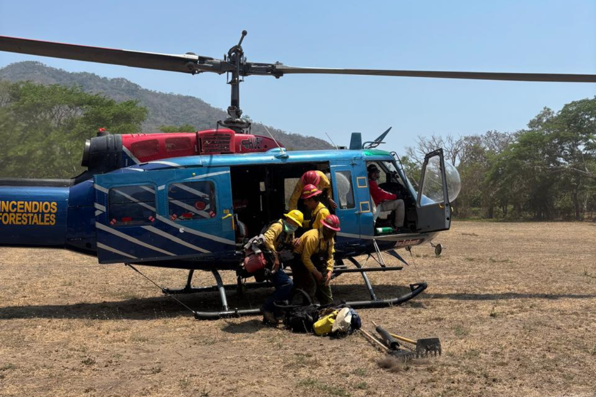 Avanzan en control y combate del complejo de incendios en Costa de Jalisco