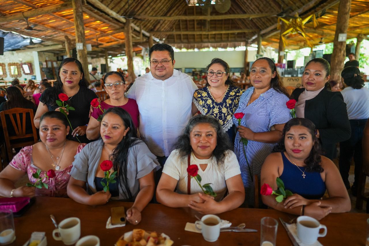 Chacón Méndez, celebra el “Día de las madres” a las servidoras públicas