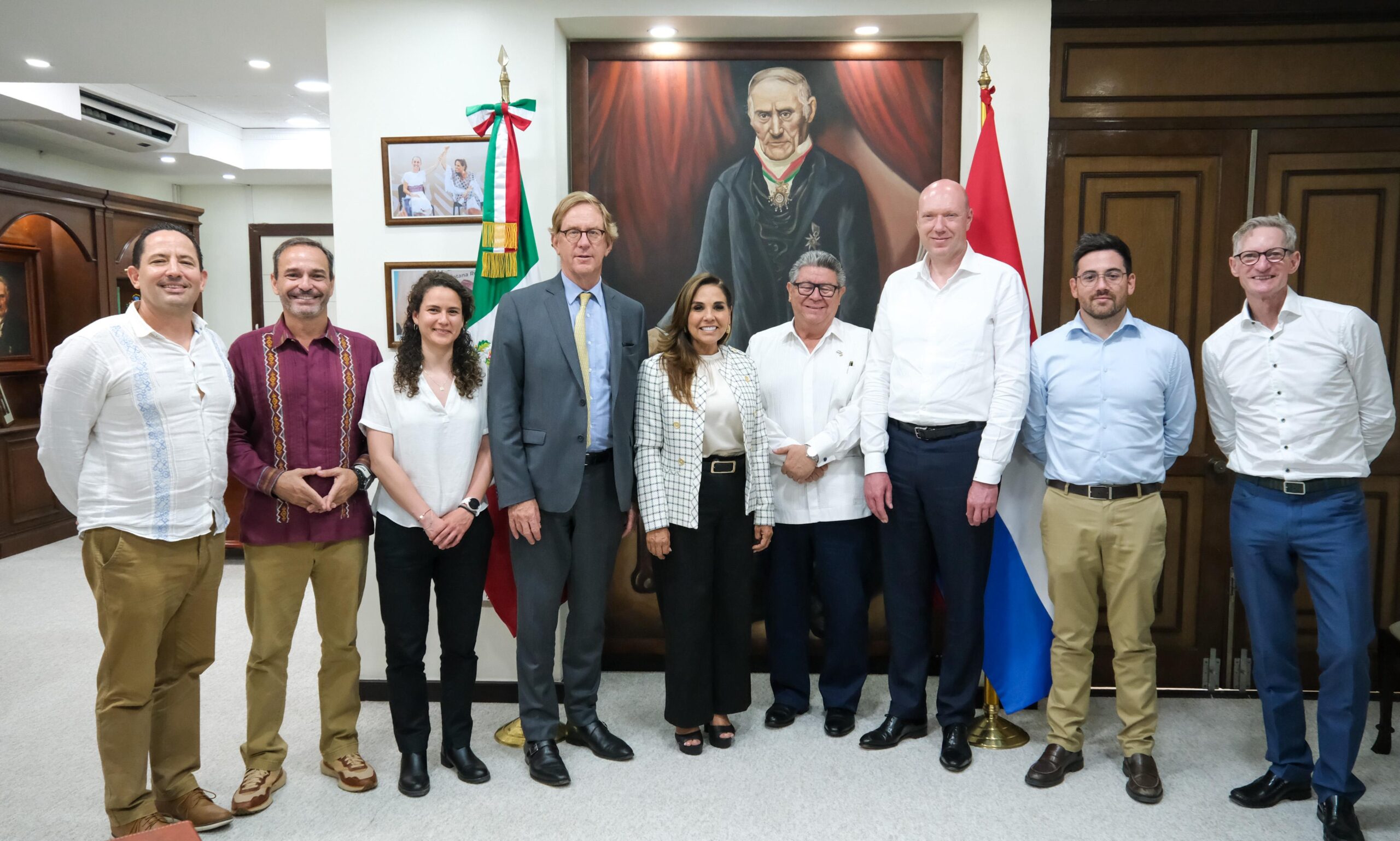 Mara Lezama y embajador de Países Bajos, Wilfred Mohr analizan proyecto del Centro Integral de Saneamiento y Economía Circular