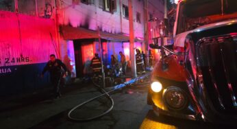 Rescatan policías tapatíos a 16 personas tras incendio en Guadalajara
