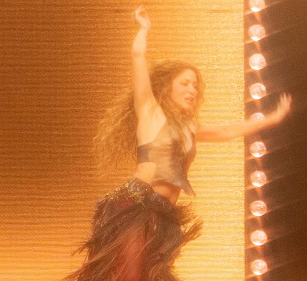 Shakira sufre caída en pleno concierto en Montreal