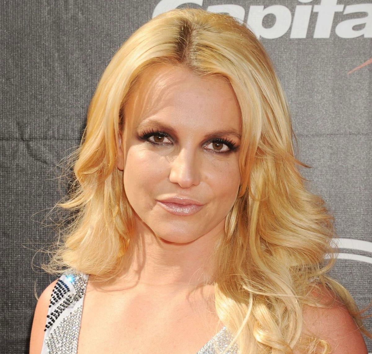 Britney Spears protagonizó un nuevo escándalo tras beber alcohol y encender un cigarro durante un vuelo