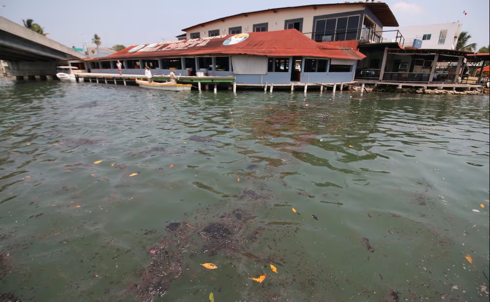 Golpe al turismo en Tabasco; derrame de crudo