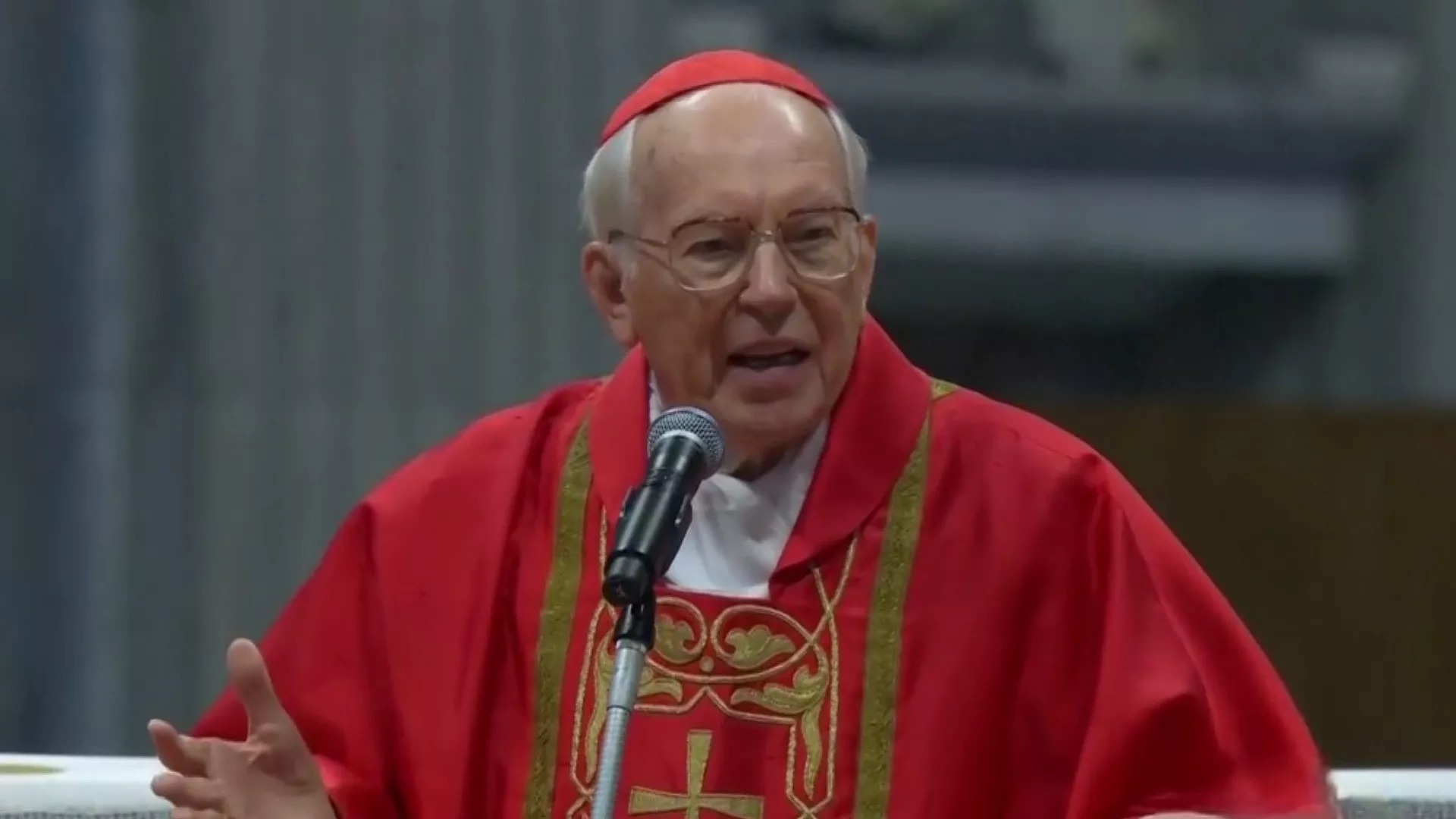 Mensaje entre cardenales en medio de la misa generó suspicacias: “Felicidades, por partida doble”