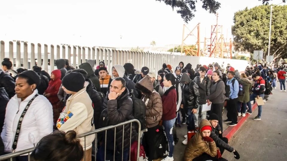 California busca frenar las inscripciones de migrantes a su programa de salud