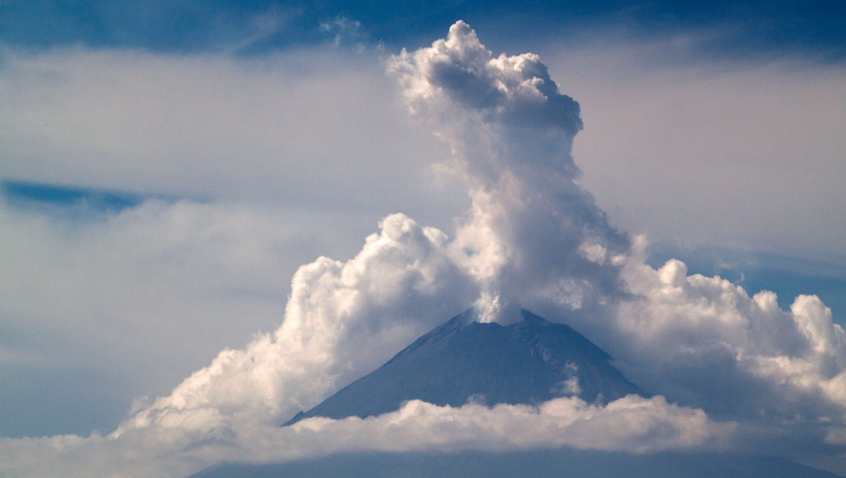 En alerta autoridades por actividad del volcán Popocatépetl