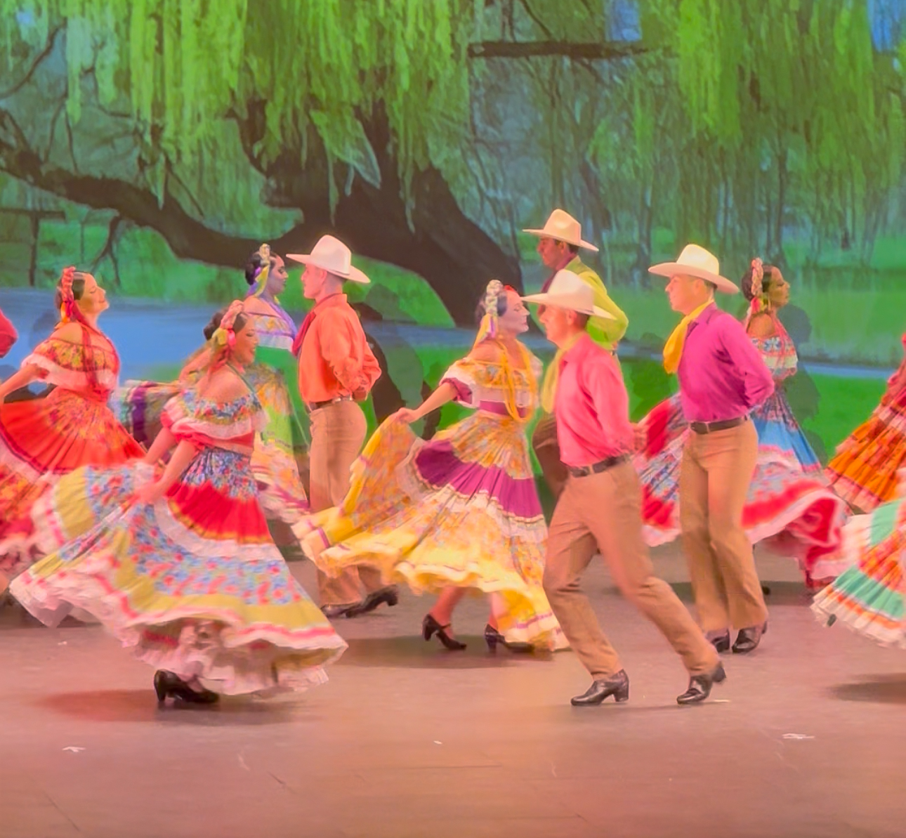 Lleva Ensamble Folclórico Mexicano en escena por viaje vital