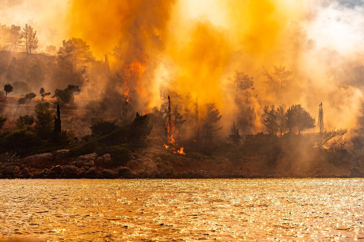 Incendio forestal en las afueras de Atenas obliga a evacuar a cientos de personas