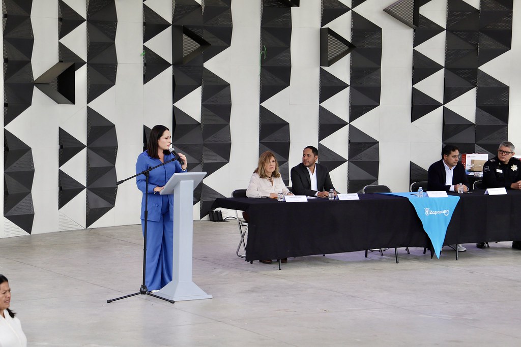 Zapopan entrega cámaras y alarmas a planteles educativos