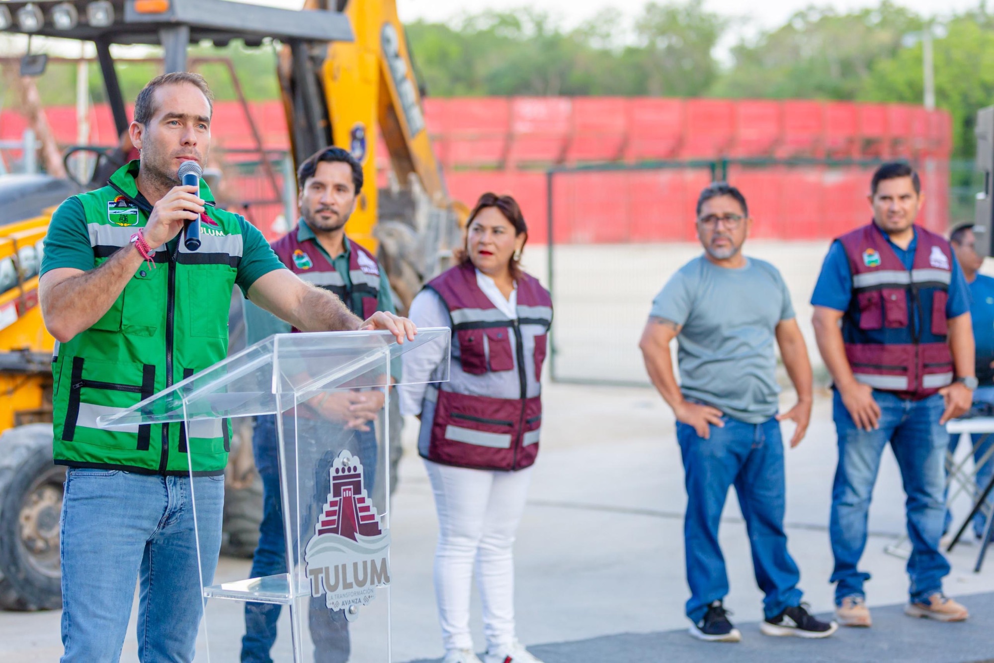 Diego lleva la transformación a Akumal con pavimentación de calles