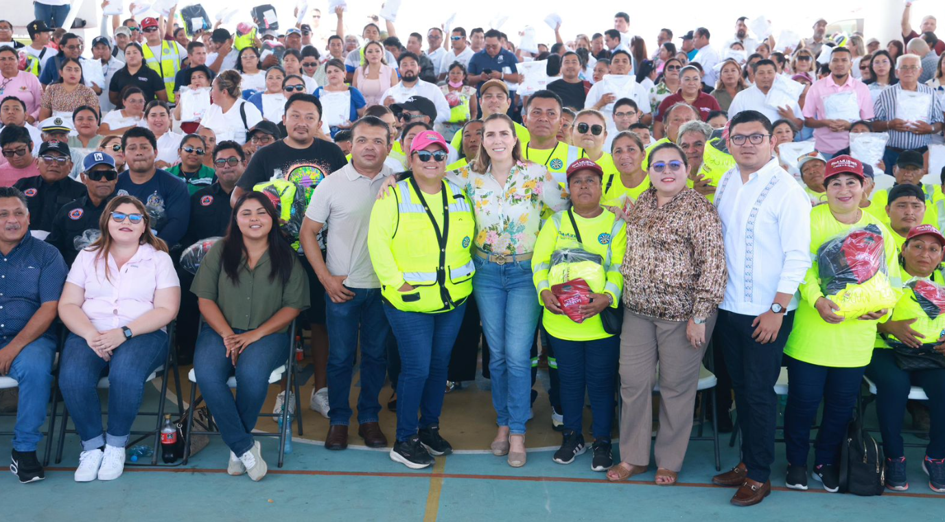 Gobierno de Isla Mujeres reconoce a su personal con entrega de uniformes y mejores condiciones laborales