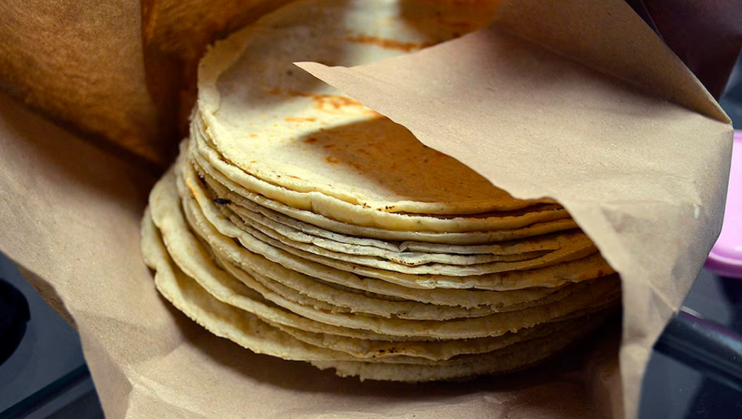 Firman acuerdo para evitar alza en el precio de la tortilla