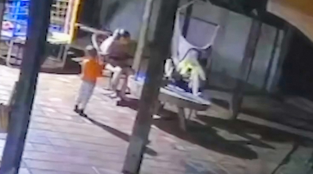 Niño de 2 años toma el arma de su padre y mata accidentalmente a su madre en Brasil