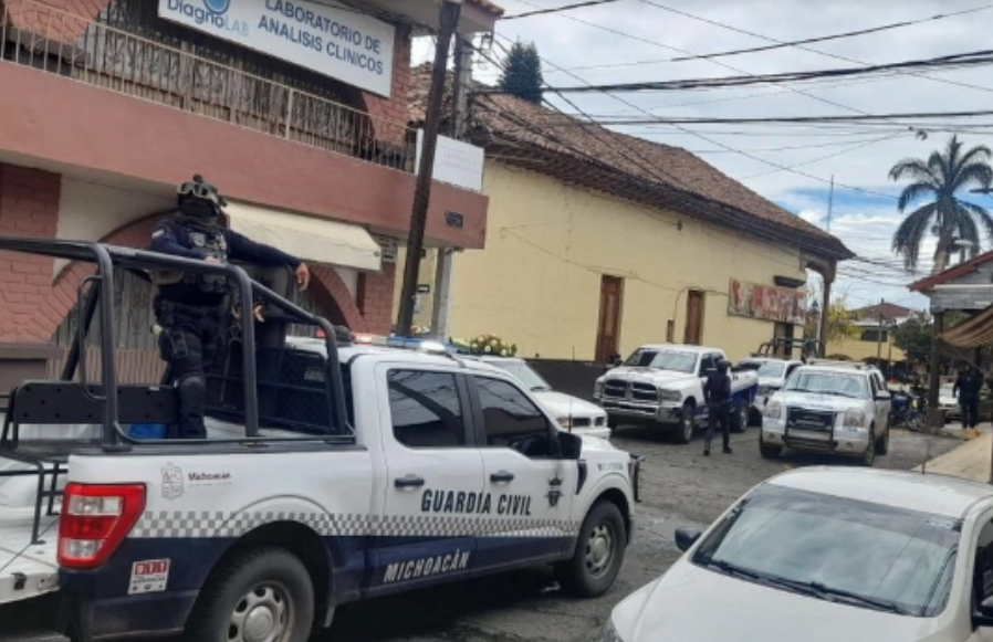 Ataque armado contra presidencia municipal de Tingüindín, Michoacán, deja dos muertos