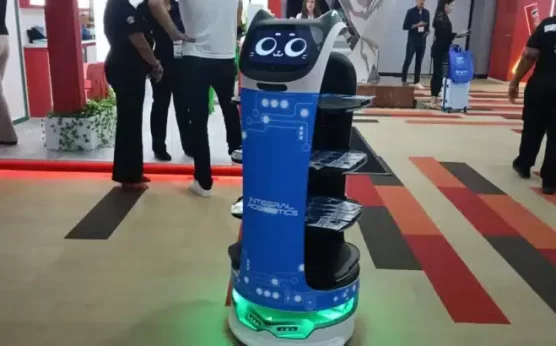 Robots meseros despiertan interés en el turismo mexicano