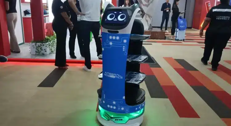 Robots meseros despiertan interés en el turismo mexicano