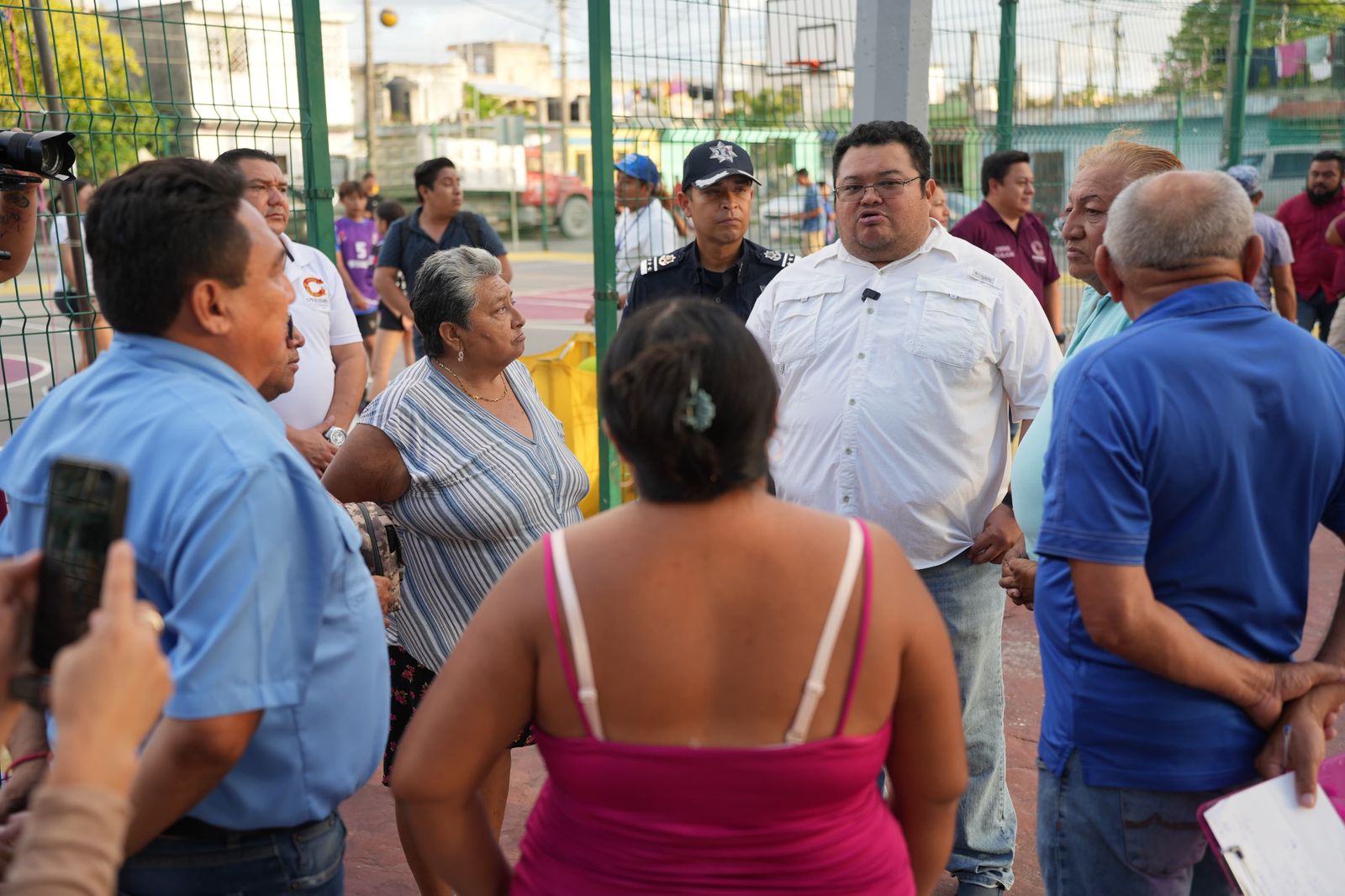 Chacón recorre la colonia San Miguel 1 encabezando un gobierno de territorio