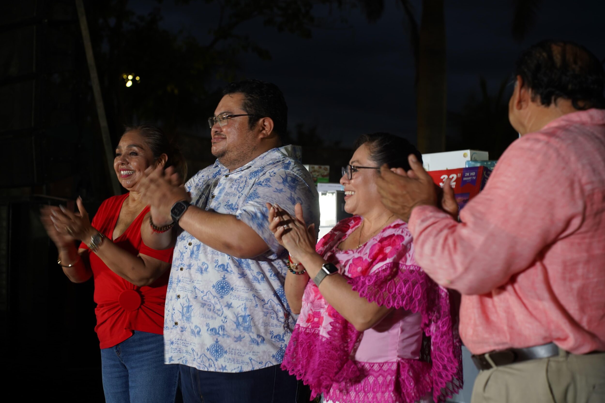 Chacón celebra a las mamás cozumeleñas con música, baile y regalos
