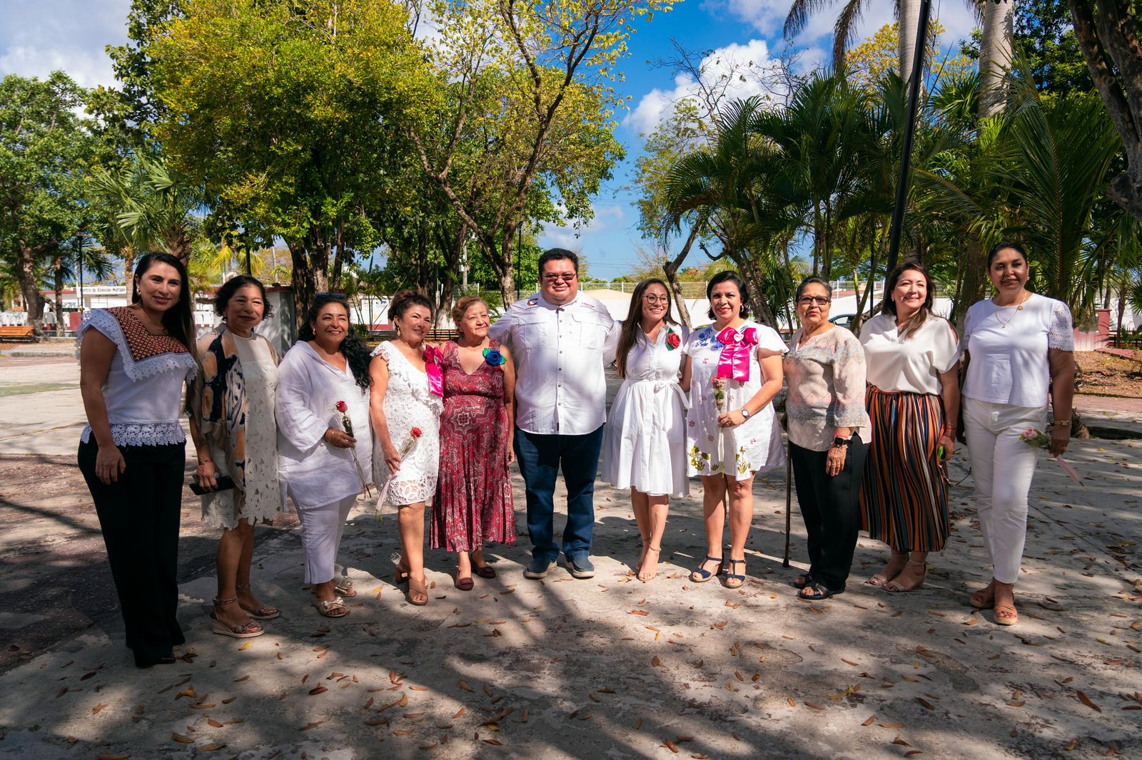 José Luis Chacón y Diana Sosa festejan a las mamás de la Estancia del Adulto Mayor