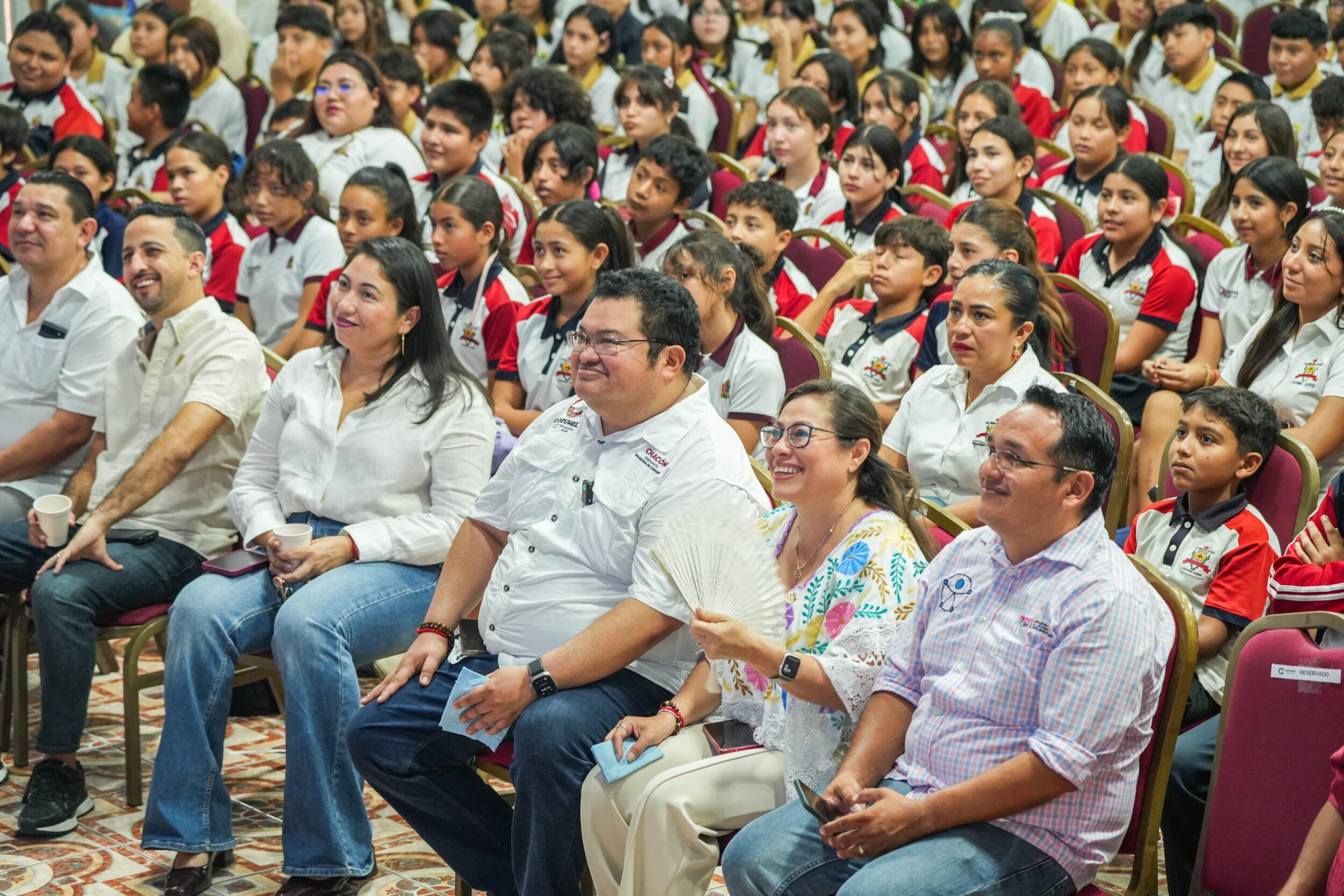 Un mensaje de esperanza en la isla más hermosa: Nick Vujicic toca los corazones de la juventud cozumeleña