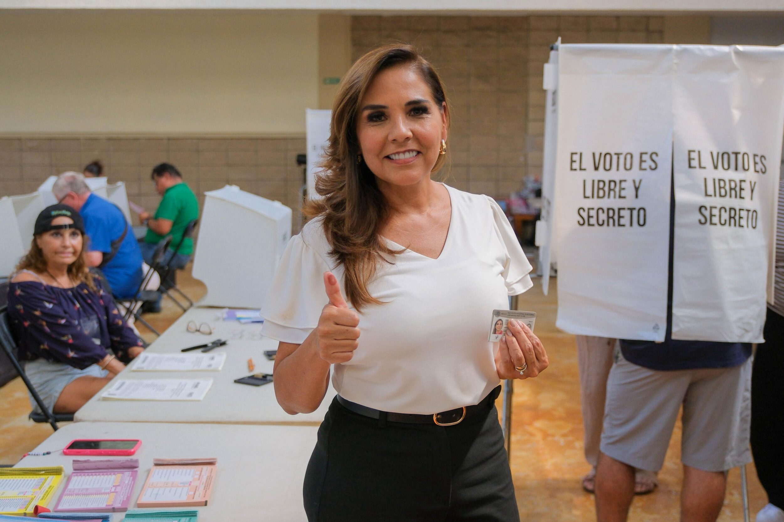Mara Lezama ejerce su derecho al voto en la Casa de la Cultura, de Cancún, para la elección del Poder Judicial