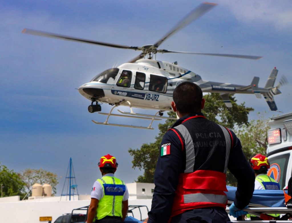 Helicóptero del Gobierno de Estefanía Mercado rescata a dos personas frente a las costas de Punta Allen