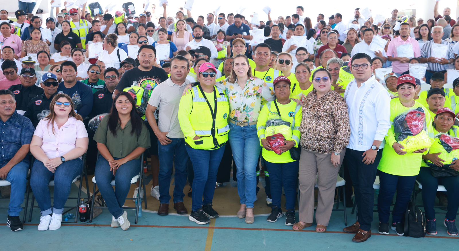 Isla Mujeres entrega uniformes y mejora condiciones laborales del personal