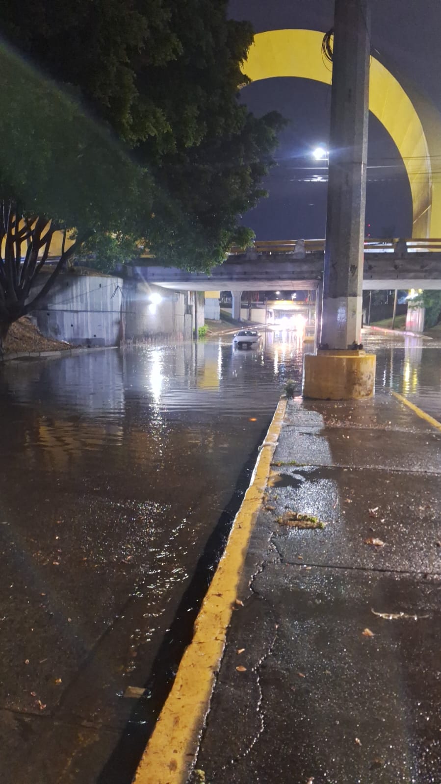 Tormenta eléctrica en Guadalajara causa inundaciones y vehículos varados en varias zonas