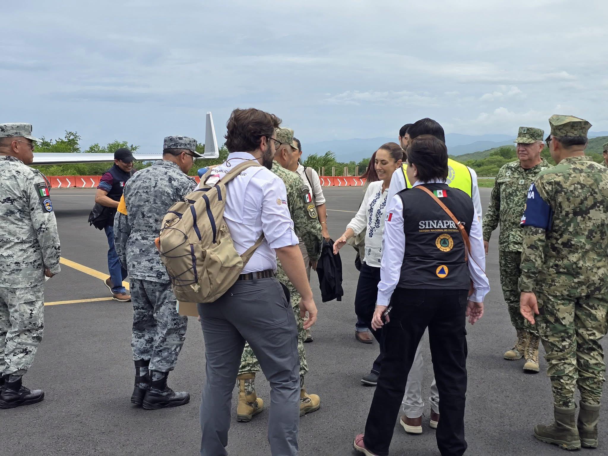 Sheinbaum sobrevuela comunidades afectadas en Oaxaca tras el paso del huracán Erick