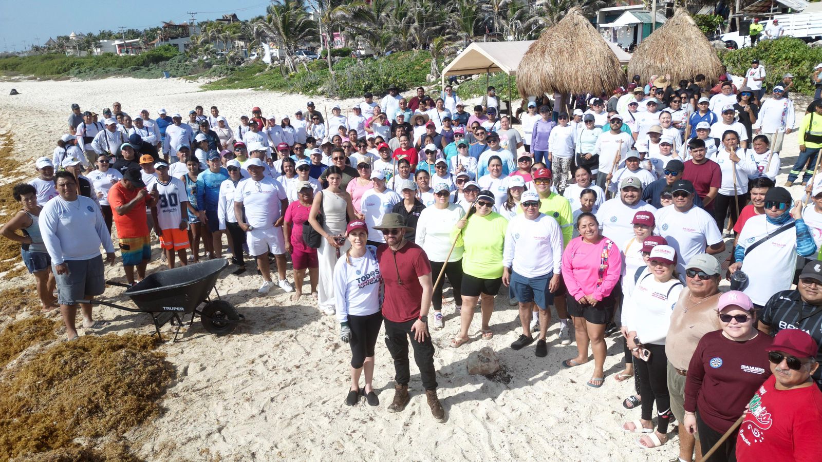 Gobierno de Isla Mujeres realiza jornada especial del Limpiatón en playa del Mar Caribe 