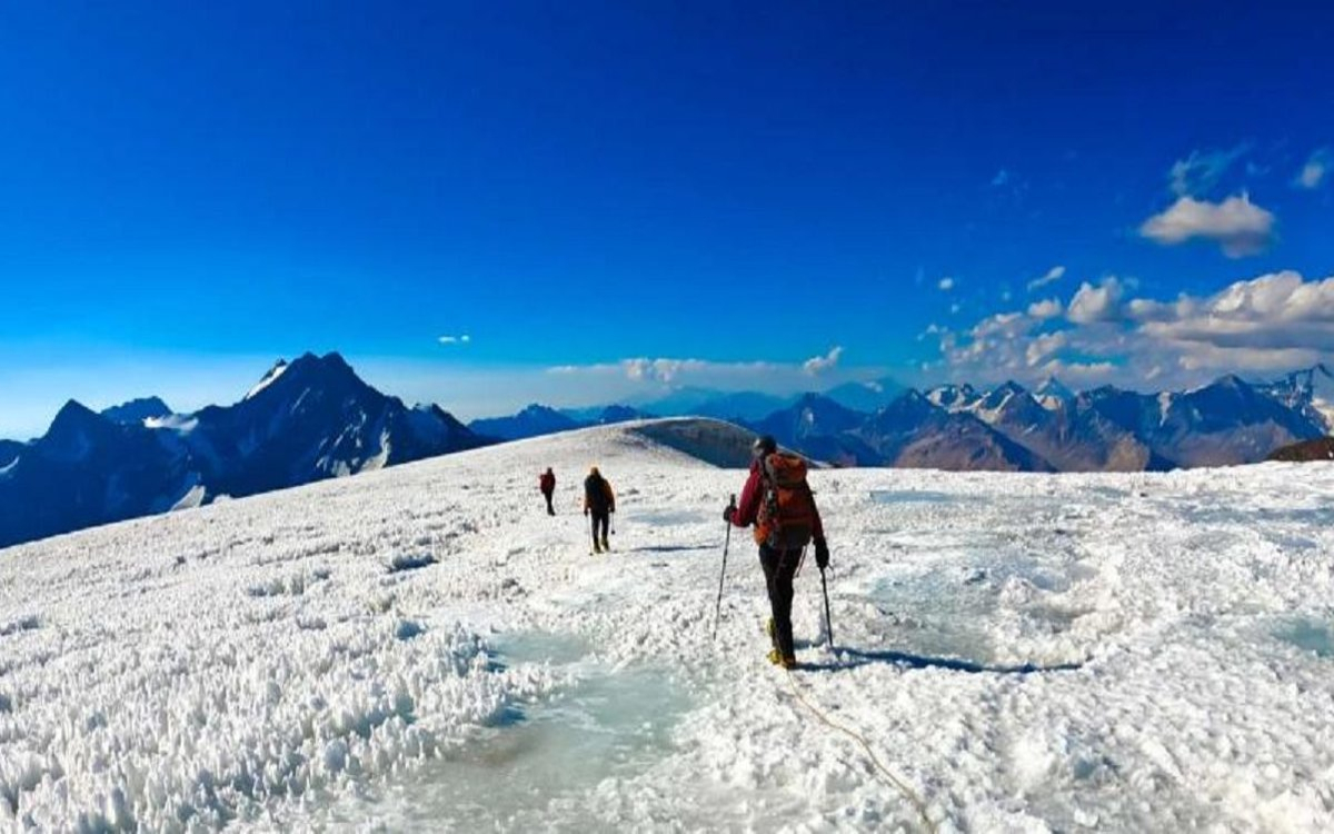 Localizan sin vida a tres alpinistas desaparecidos casi un mes en la cordillera de los Andes